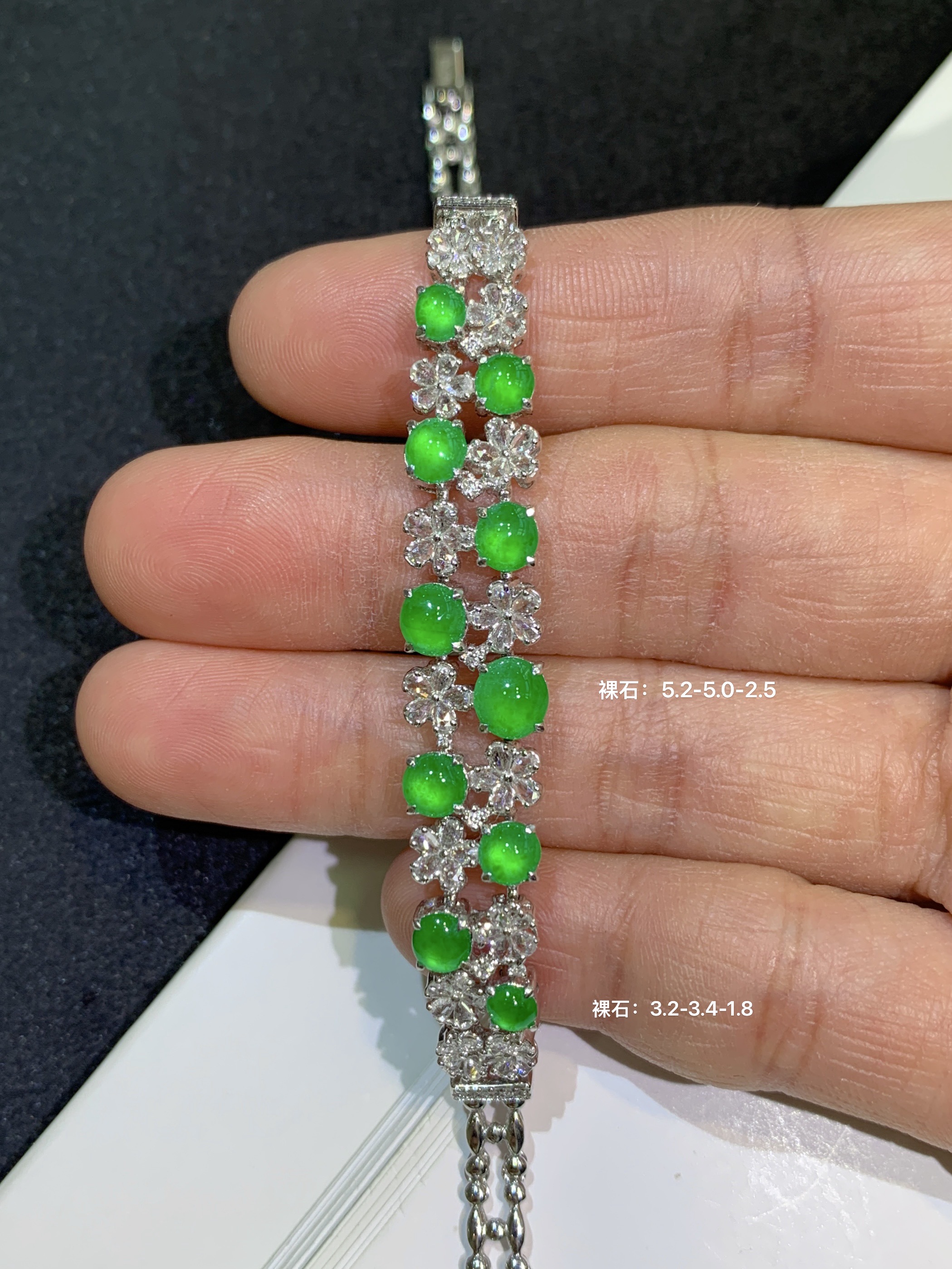 满绿龙石种起光蛋面翡翠手链