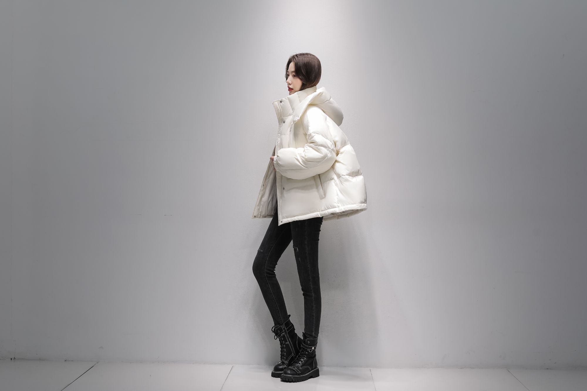 2025冬新款女士短款羽绒服可脱卸帽简约舒适保暖韩版甜美30753