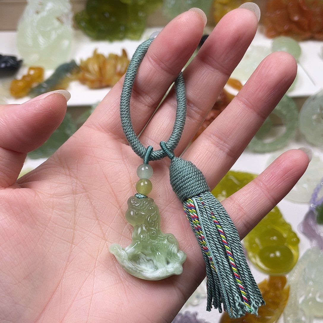 蛇纹石玉未镶嵌颈饰