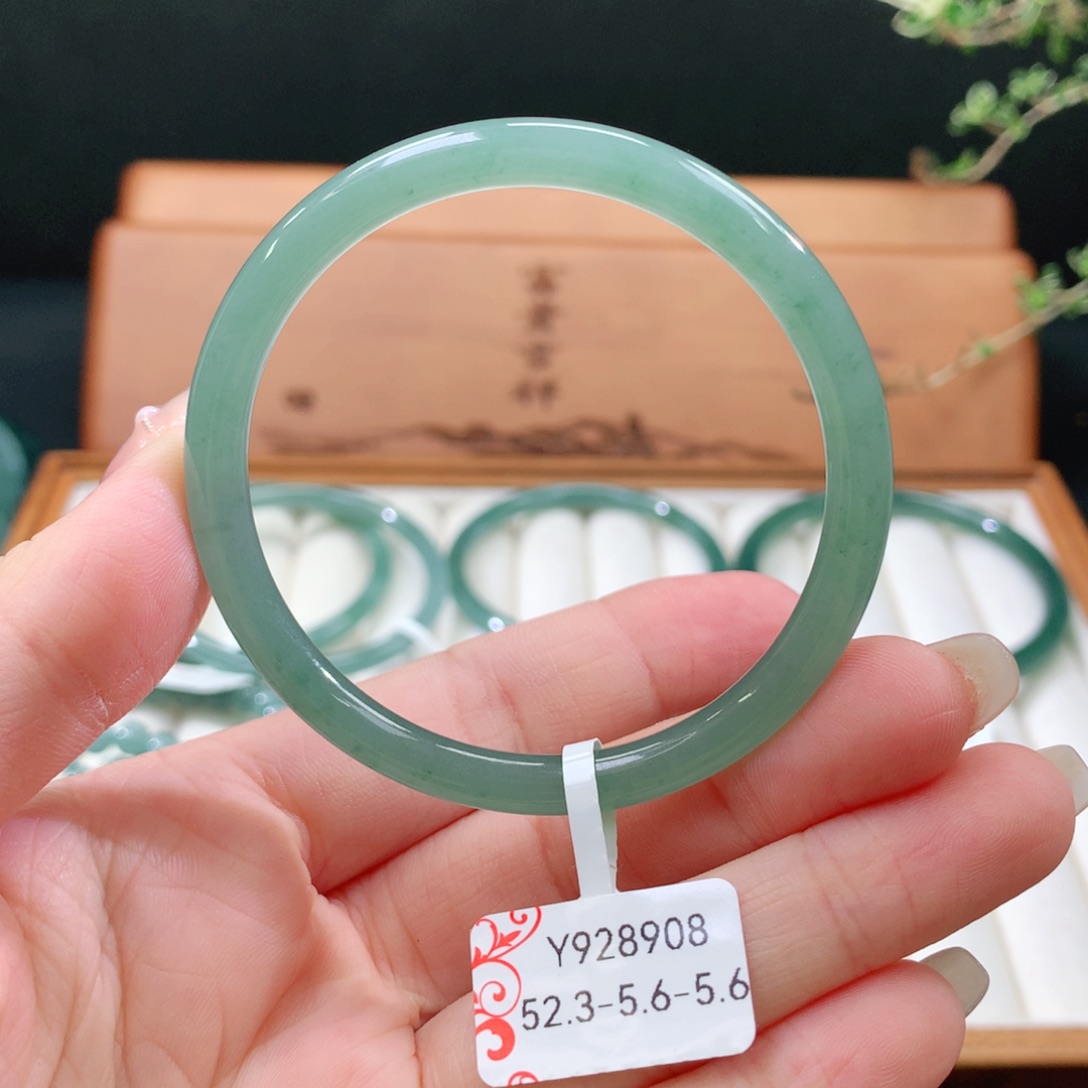 翡翠手镯未镶嵌天然