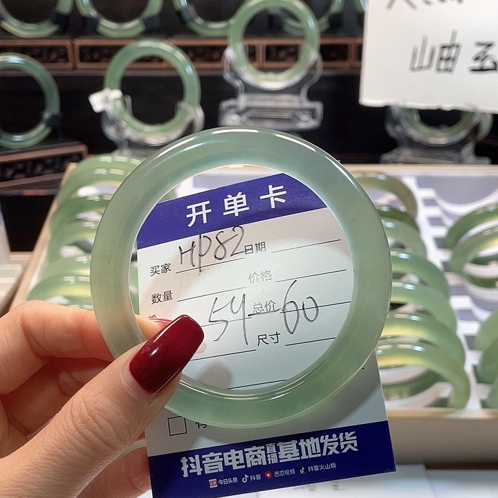 蛇纹石玉手镯未镶嵌蒜****?