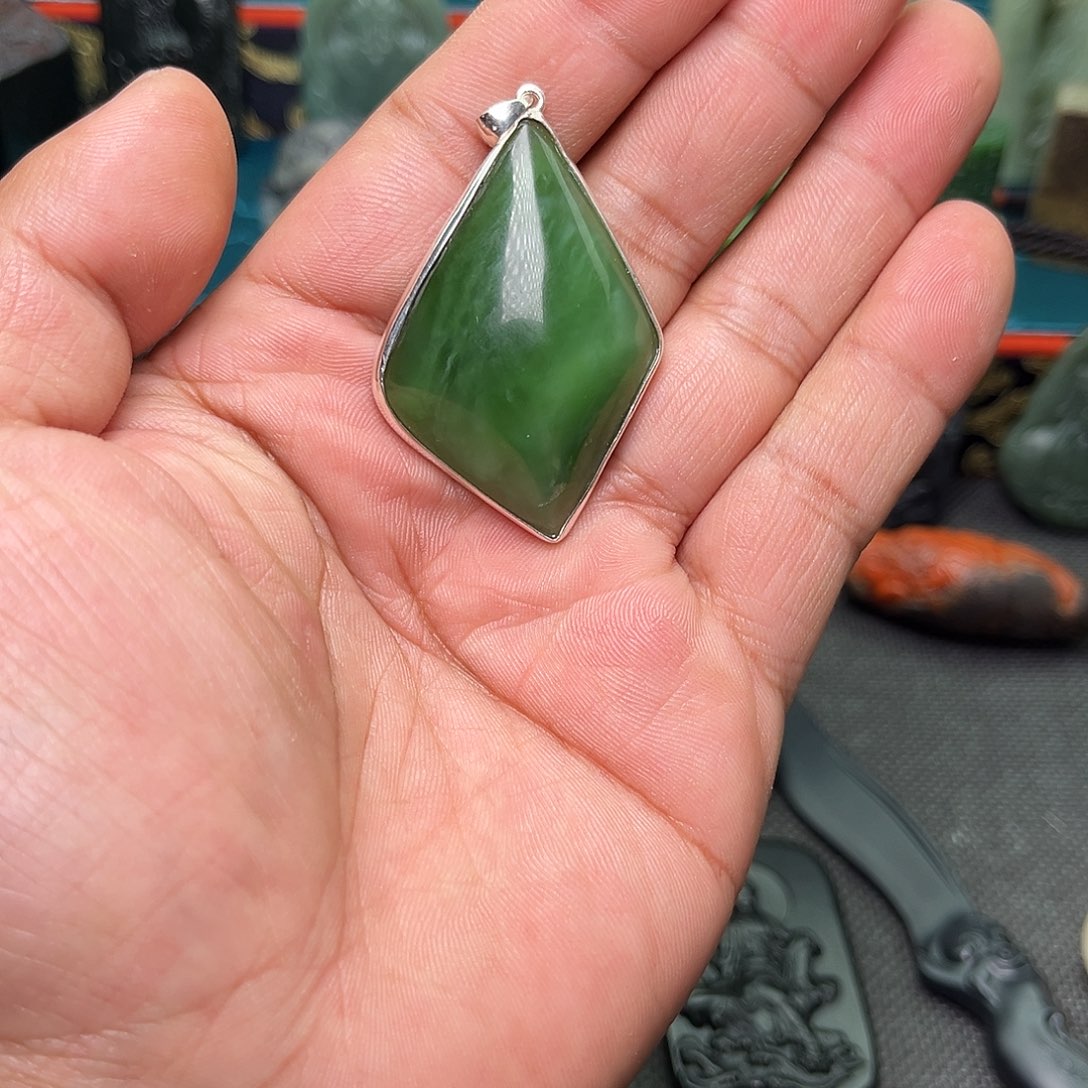 蛇纹石玉颈饰合金