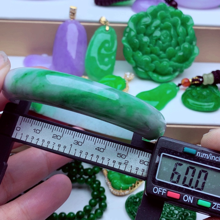 翡翠未镶嵌手镯……