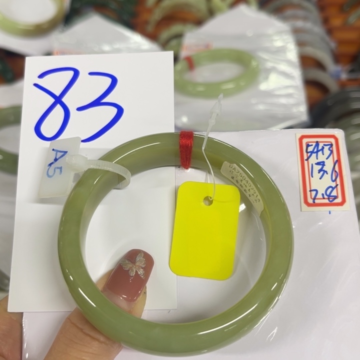 初***梗和田玉未镶嵌手镯