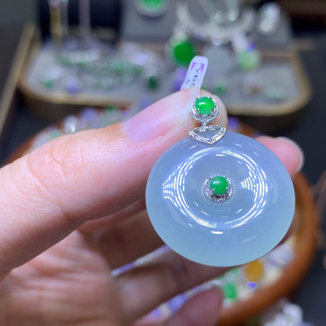 翡翠18K金镶嵌颈饰翡翠吊坠项链