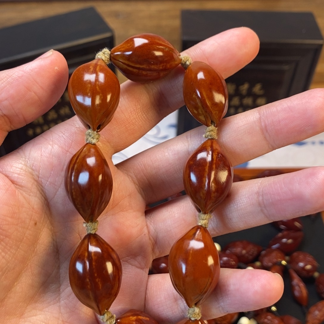 橄榄核把件铁素铁素
