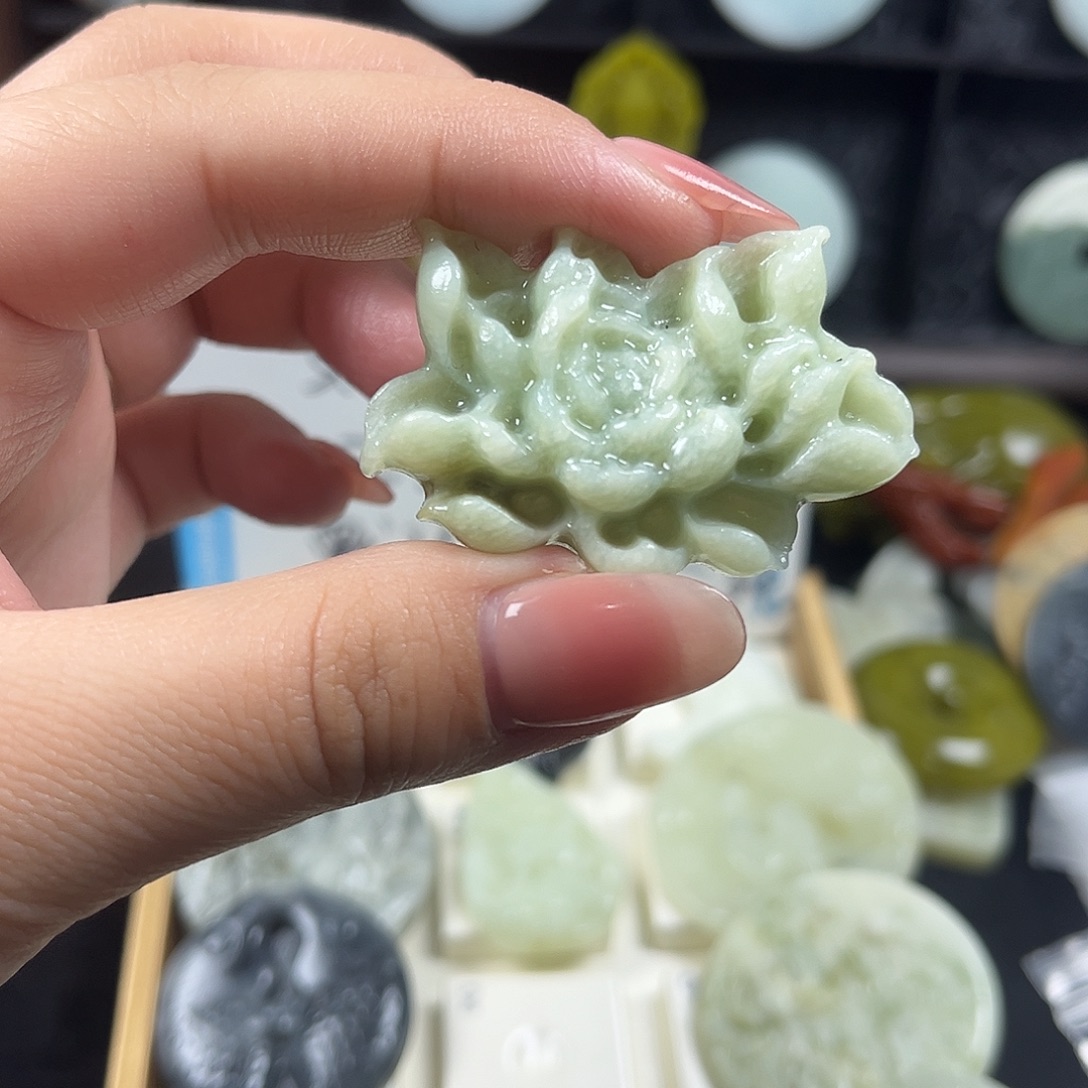 蛇纹石玉未镶嵌颈饰