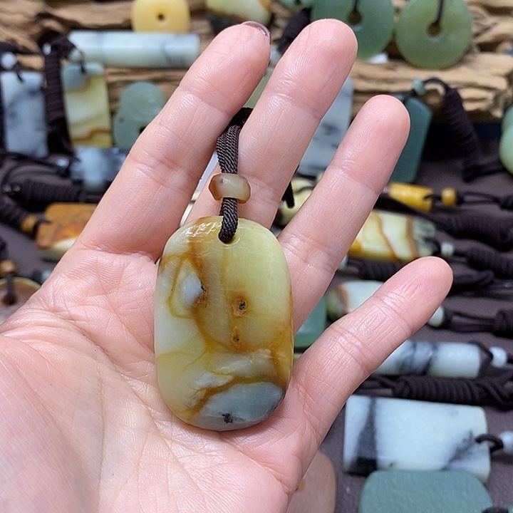 未镶嵌蛇纹石玉颈饰