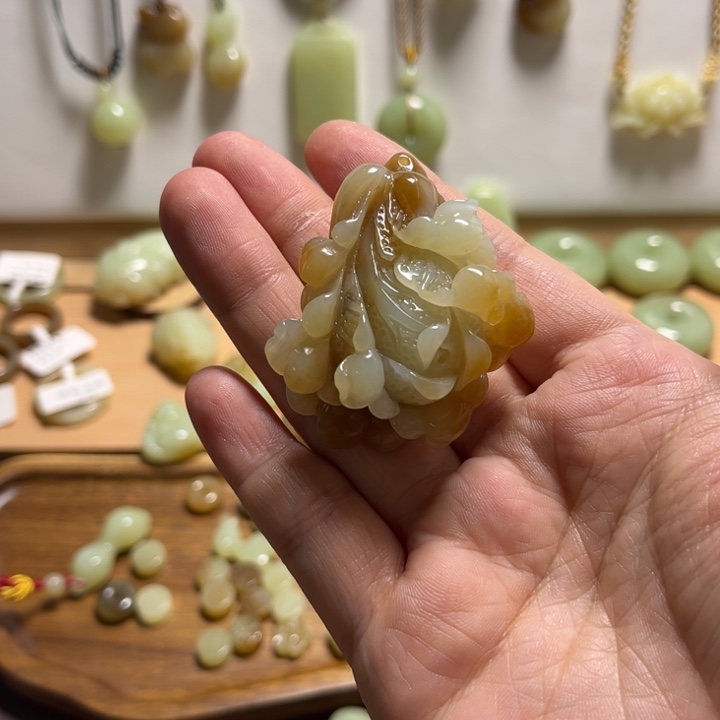 妙***.和田玉未镶嵌颈饰