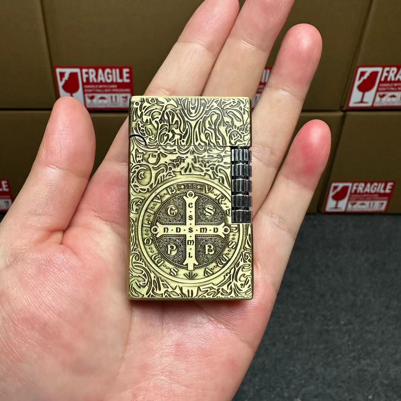 古铜康斯坦丁朗声侧打充气打火机