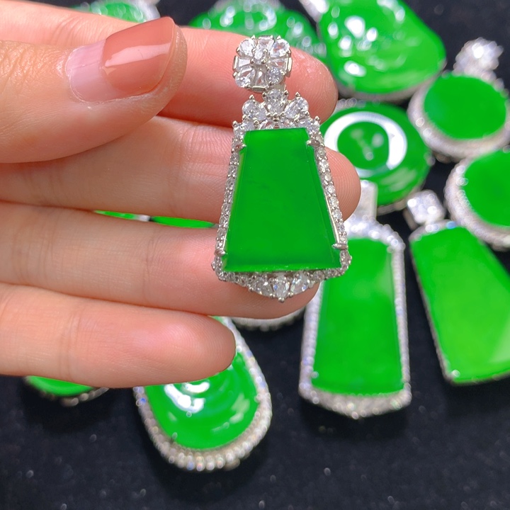 翡翠银S925镶嵌颈饰一个