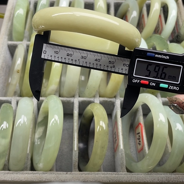 蛇纹石玉未镶嵌手镯6688