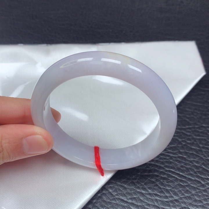 翡翠手镯未镶嵌。