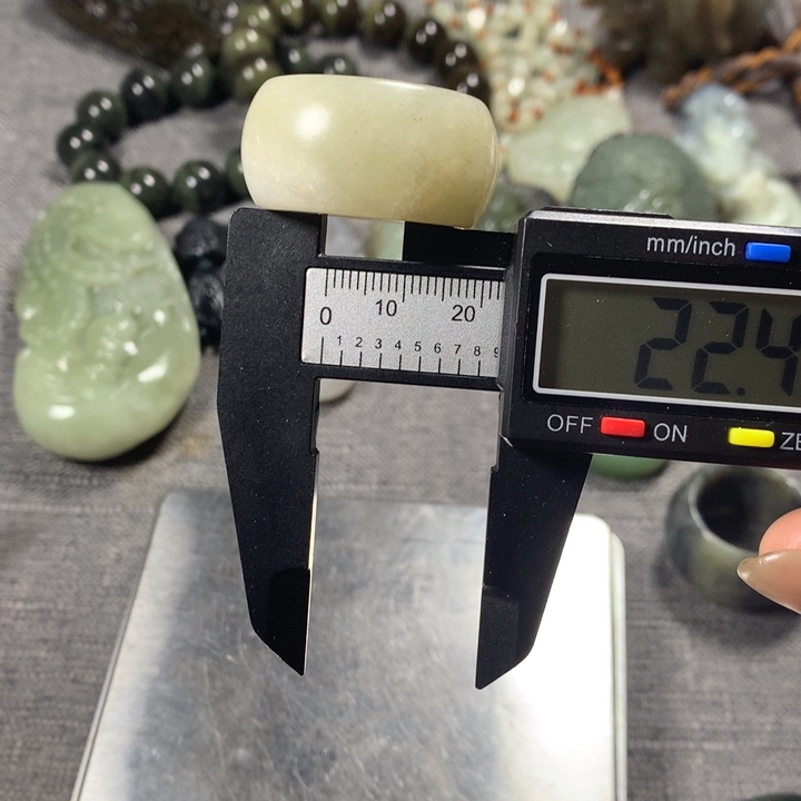 和田玉把件未镶嵌有瑕疵