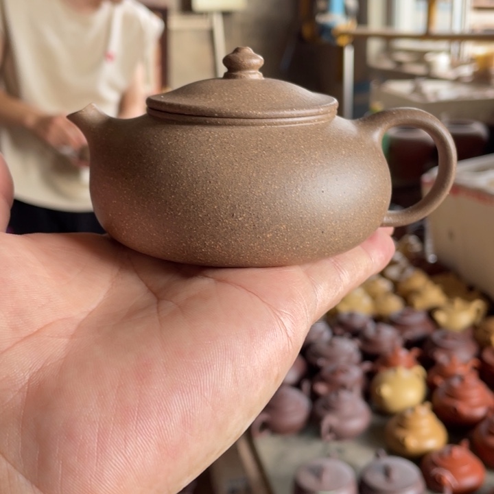 紫砂紫砂寒江。 蟹壳青。