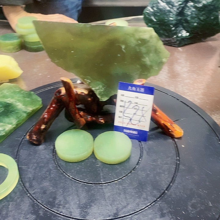 蛇纹石玉原石未镶嵌