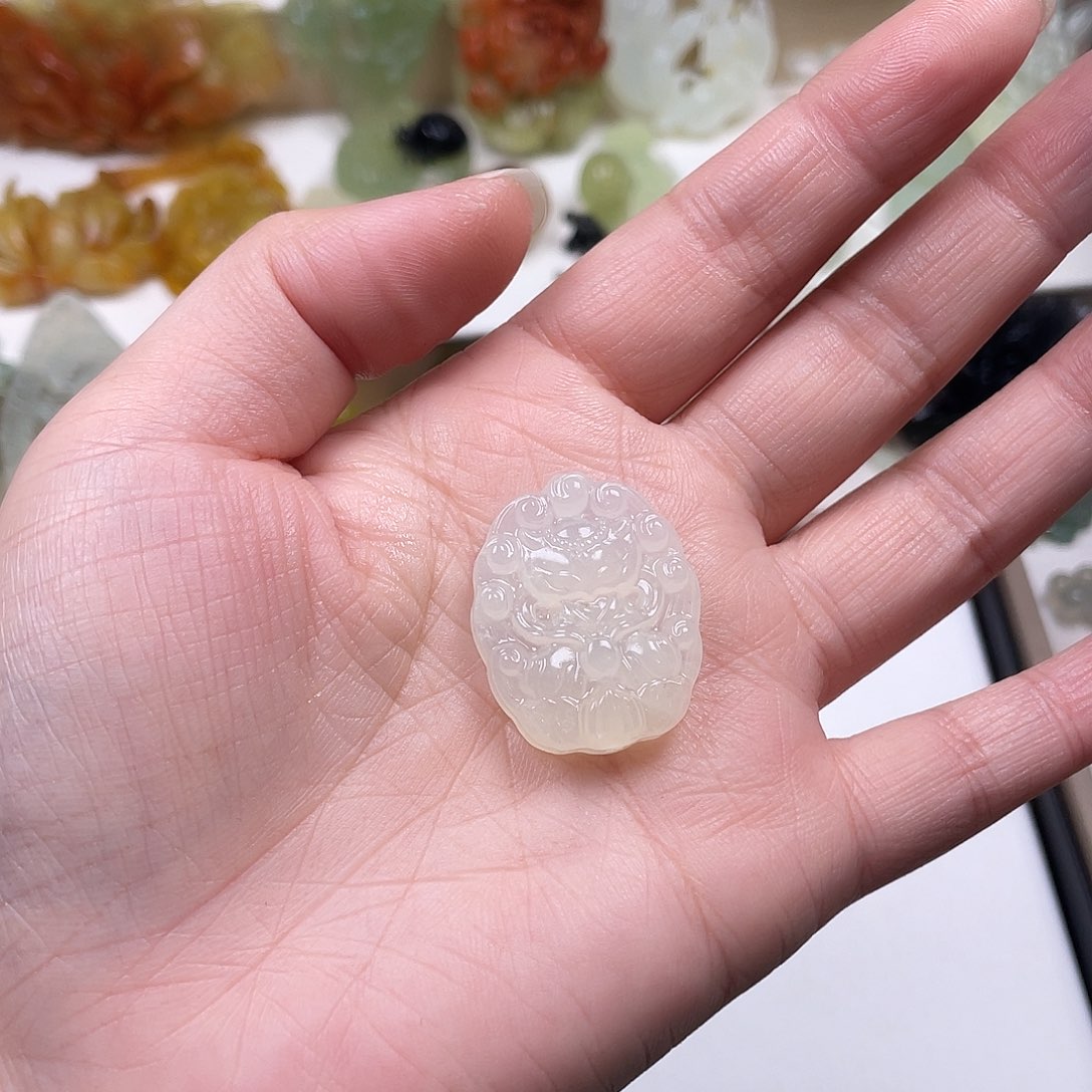 K***宝蛇纹石玉未镶嵌颈饰