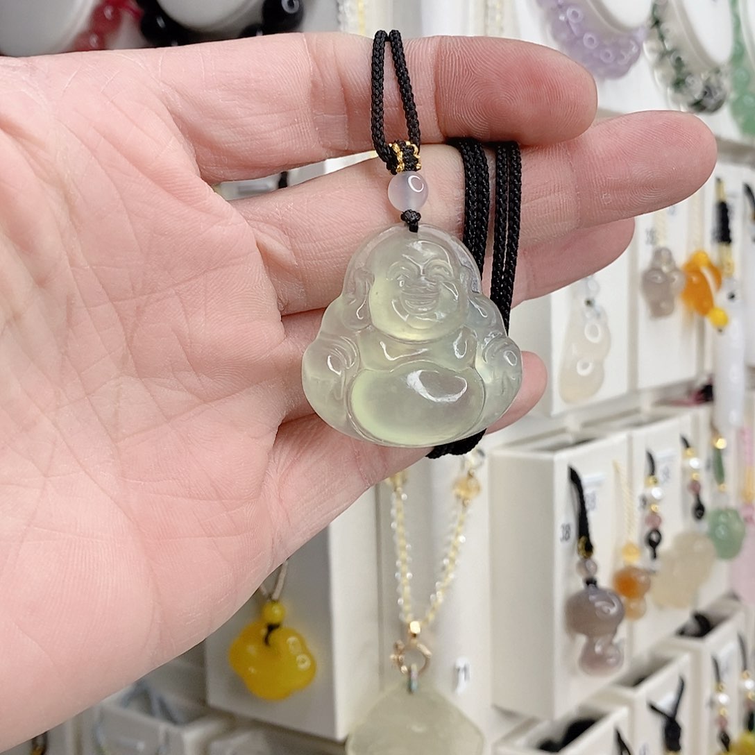 岫玉颈饰未镶嵌是****?