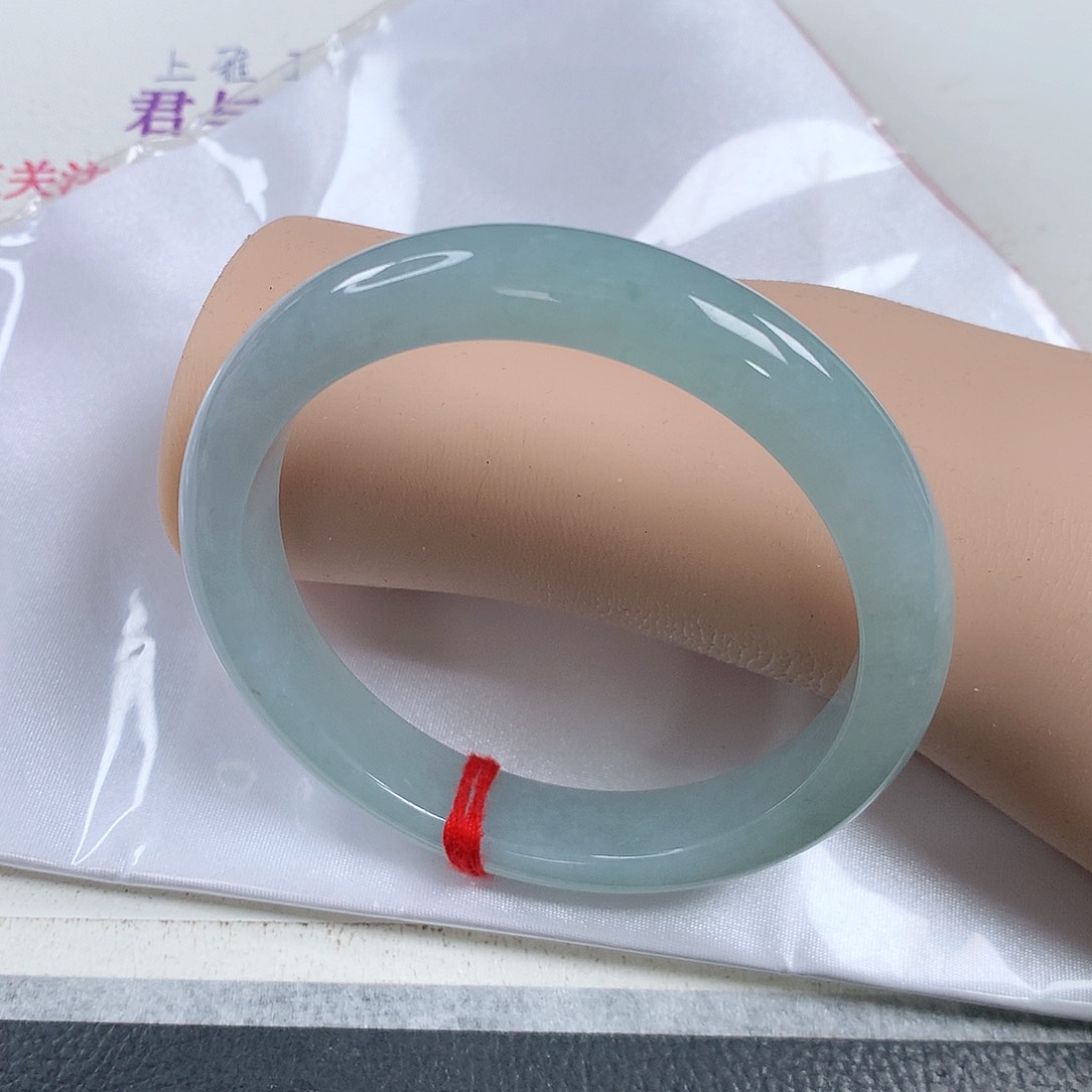 翡翠手镯未镶嵌好****? 正圈