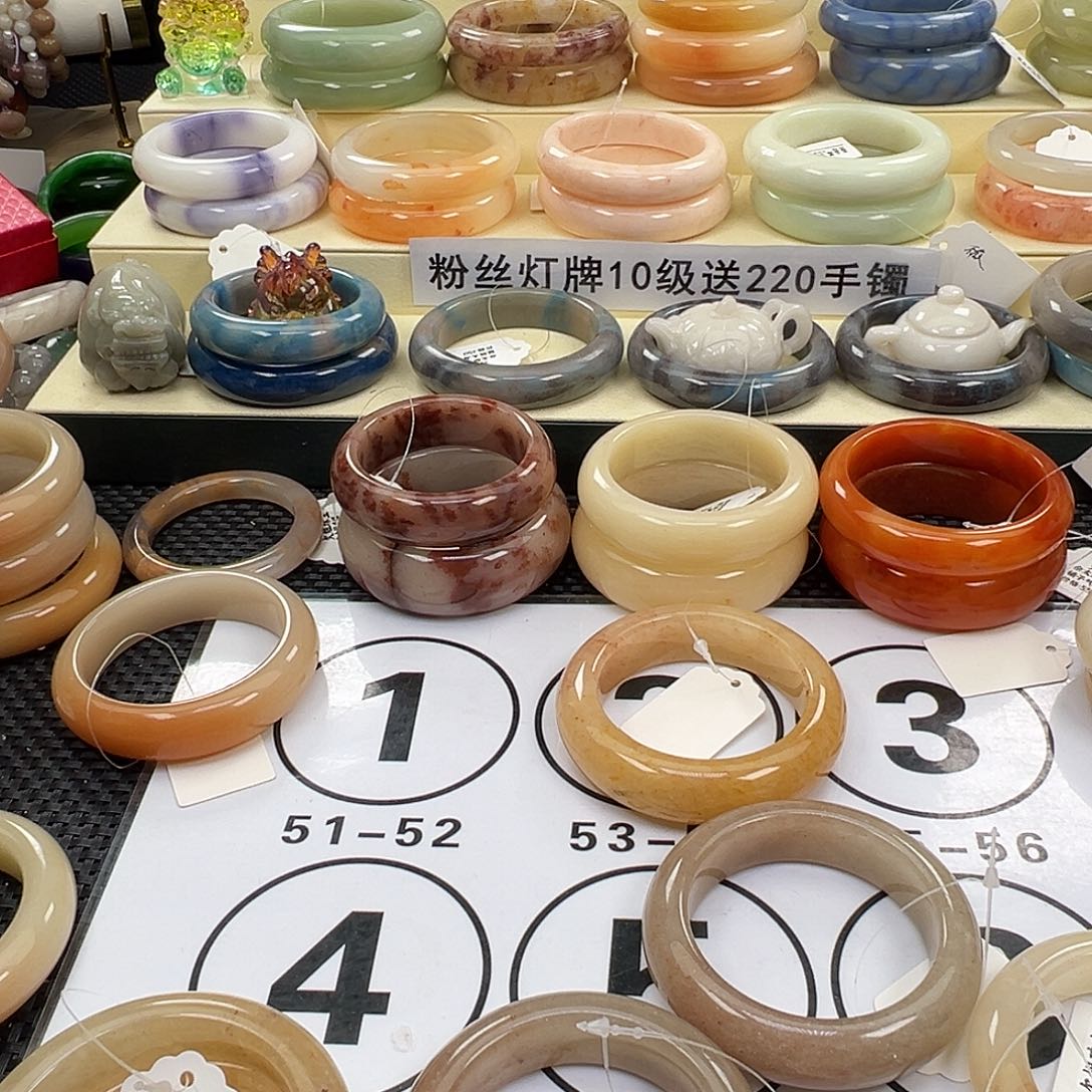 是***）石英质玉未镶嵌手镯