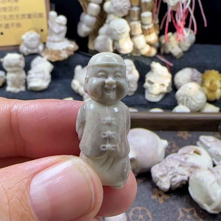 寻****非金属配饰鹿角雕刻小地主