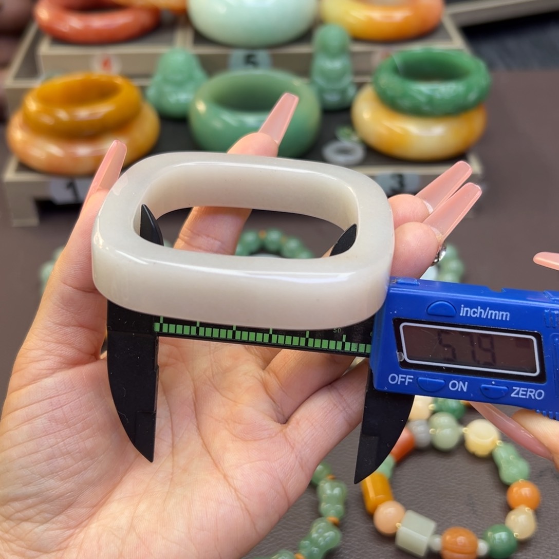 未镶嵌手镯石英岩玉