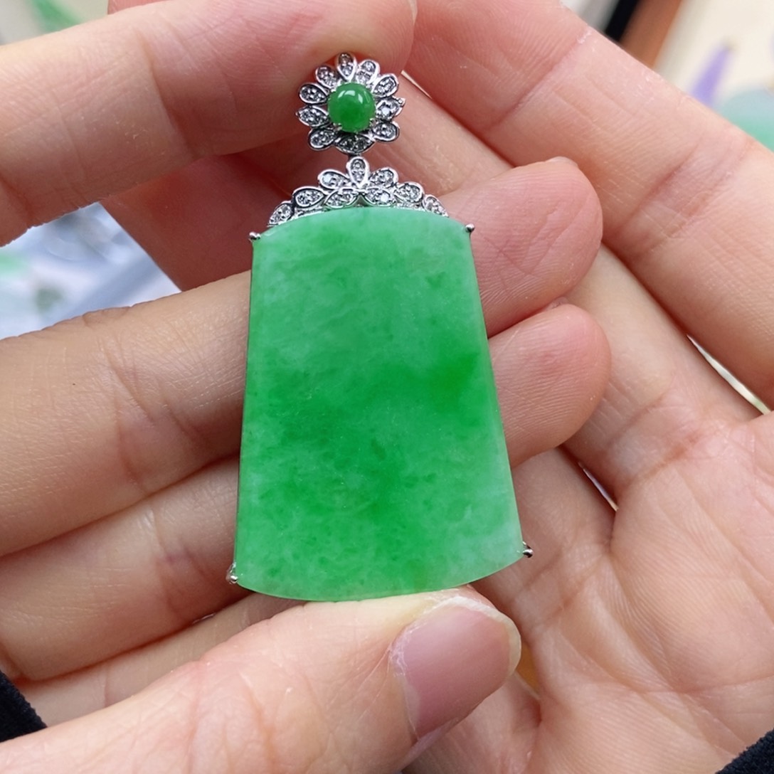 翡翠未镶嵌颈饰一**心