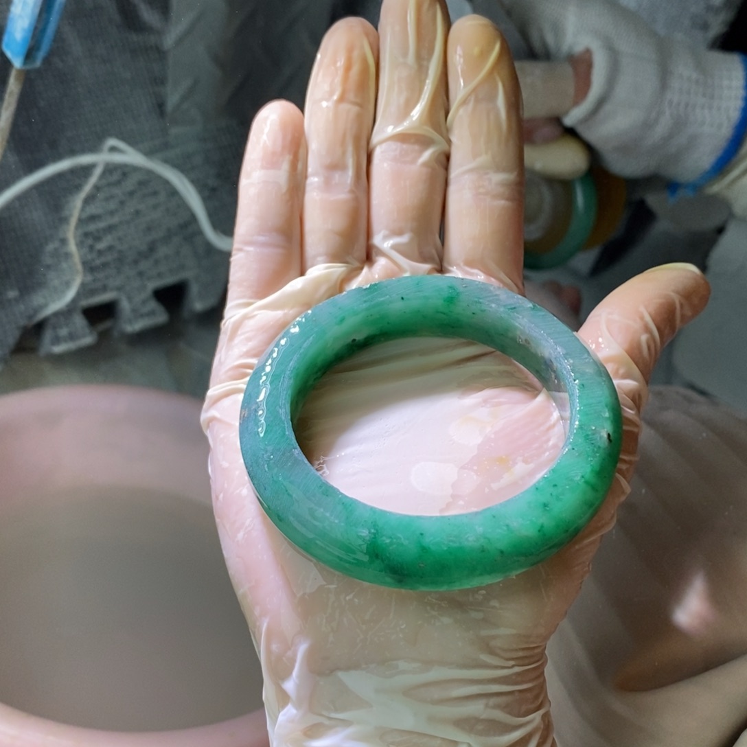 ****࿐石英质玉（非洲翠）未镶嵌手镯定制