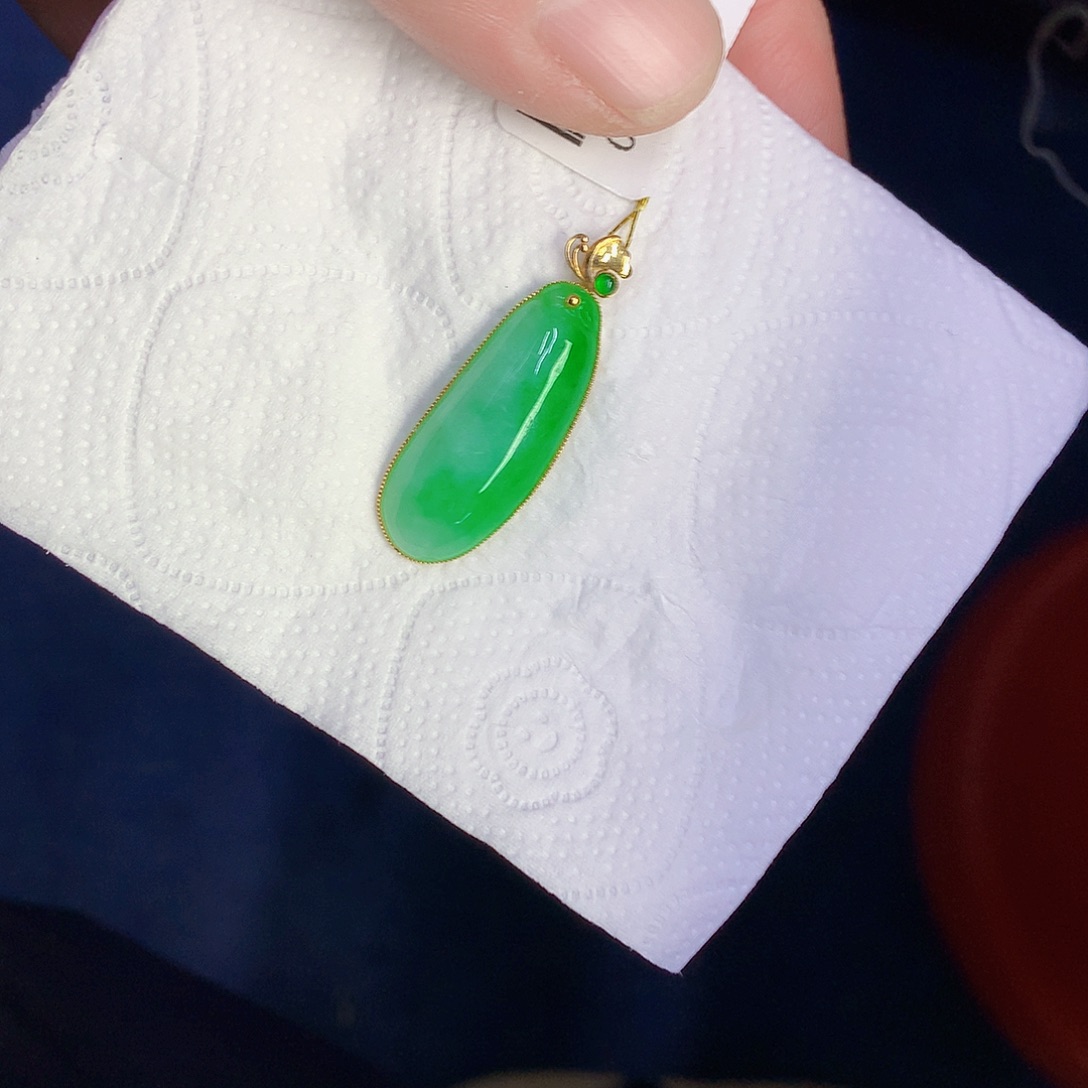 翡翠18K金镶嵌颈饰