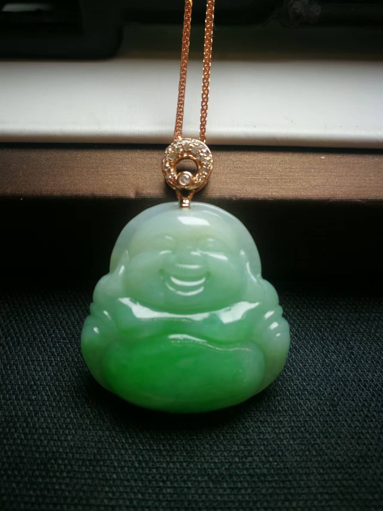 天然翡翠A货，彩金扣头佛公吊坠