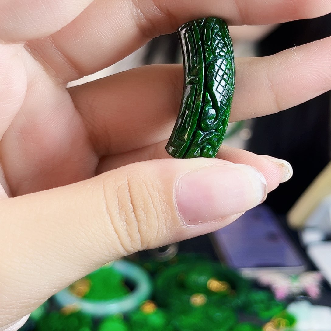 颈饰未镶嵌翡翠多样性