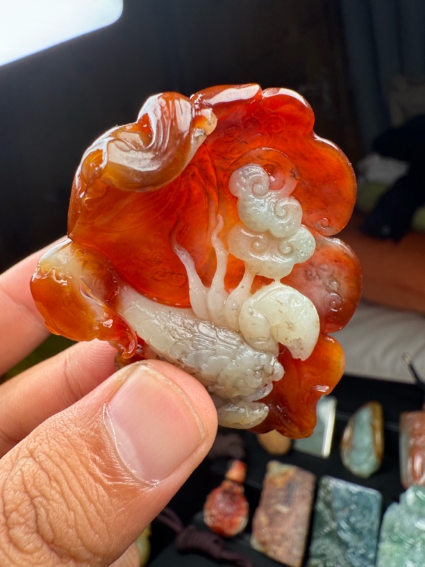 翡翠天然红叶子蝎子