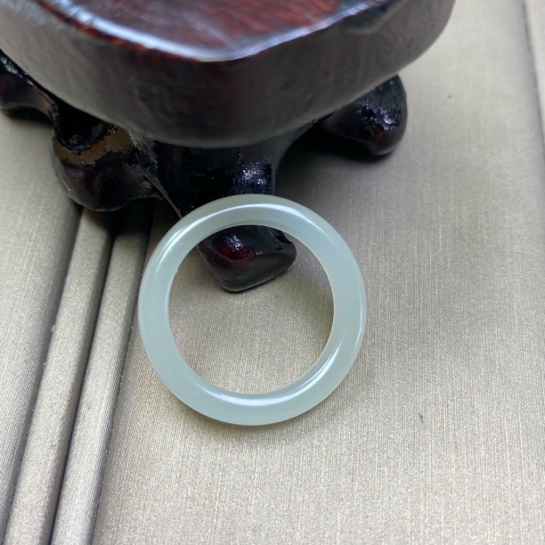 天然和田玉17mm窄戒圈细料新疆且末高青白油润一物一证