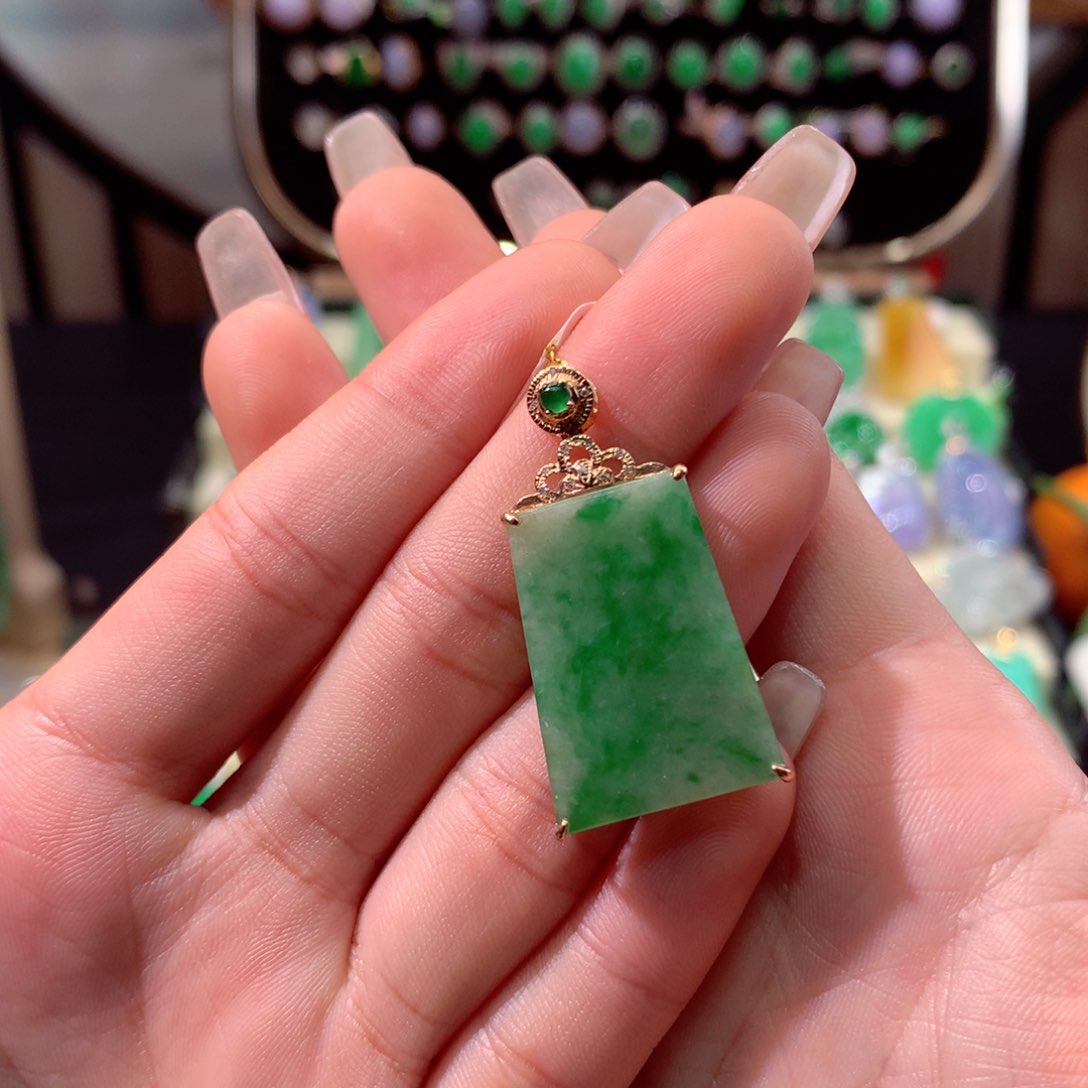 翡翠颈饰18K金镶嵌翡翠