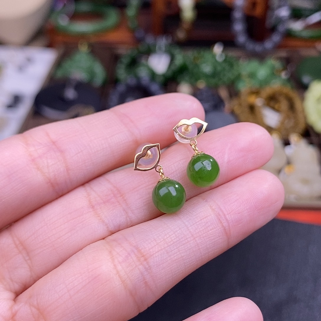 和田玉碧玉耳环18.K金约7MM清货价未镶嵌