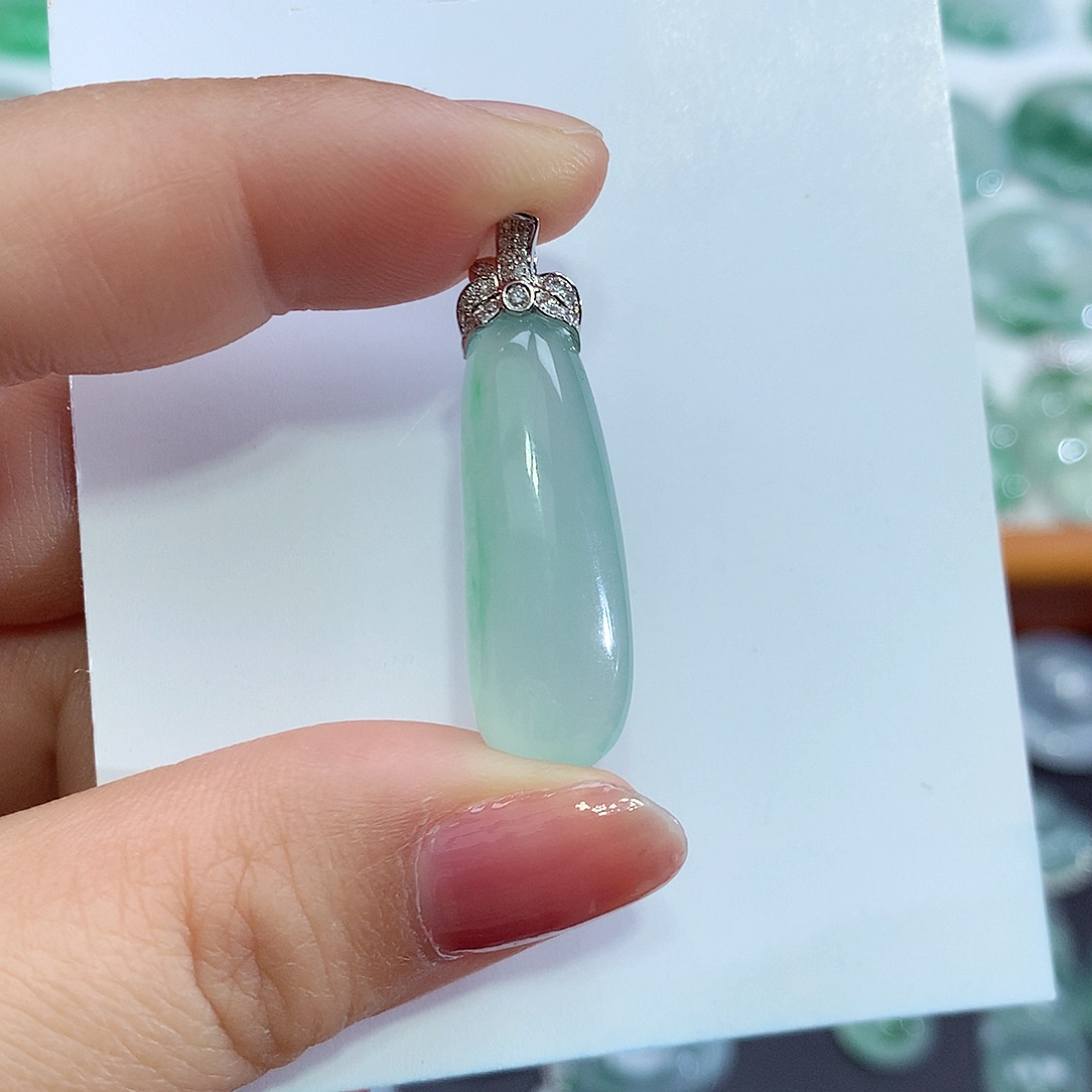 翡翠18K金镶嵌颈饰福豆