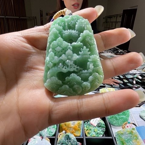 翡翠未镶嵌项圈一个