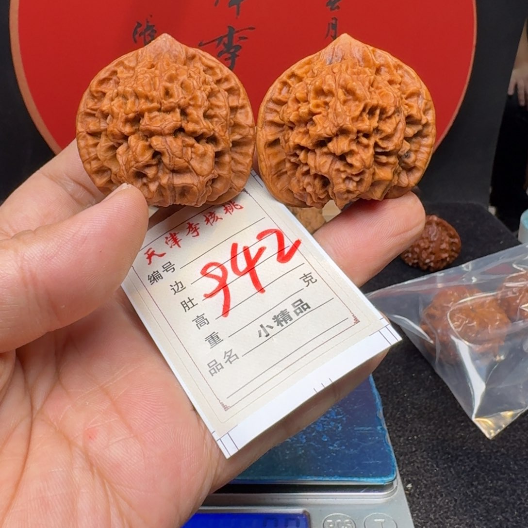 文玩核桃把件45红地闷麒麟纹官帽