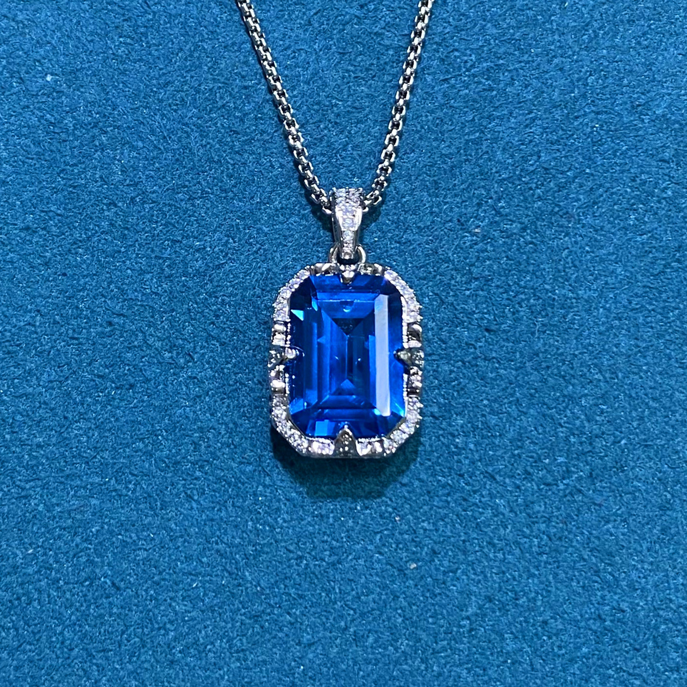 蓝宝石（处理）高贵典雅精工蓝色吊坠511