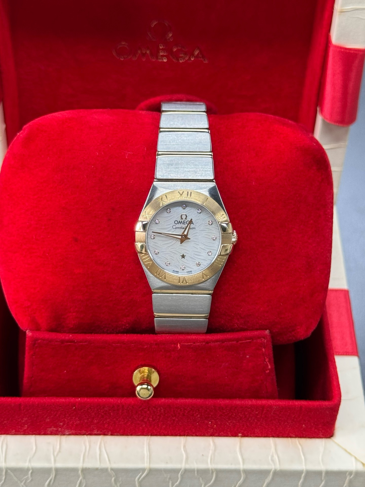 99新 Omega/欧米茄 佳宝女表/24mm/18k黄金/羽毛纹贝母钻刻