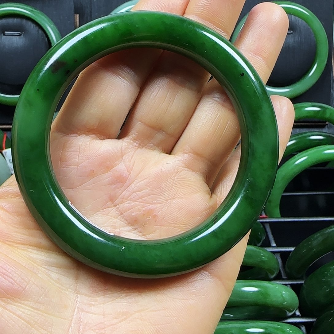 和田玉手镯未镶嵌柠***?