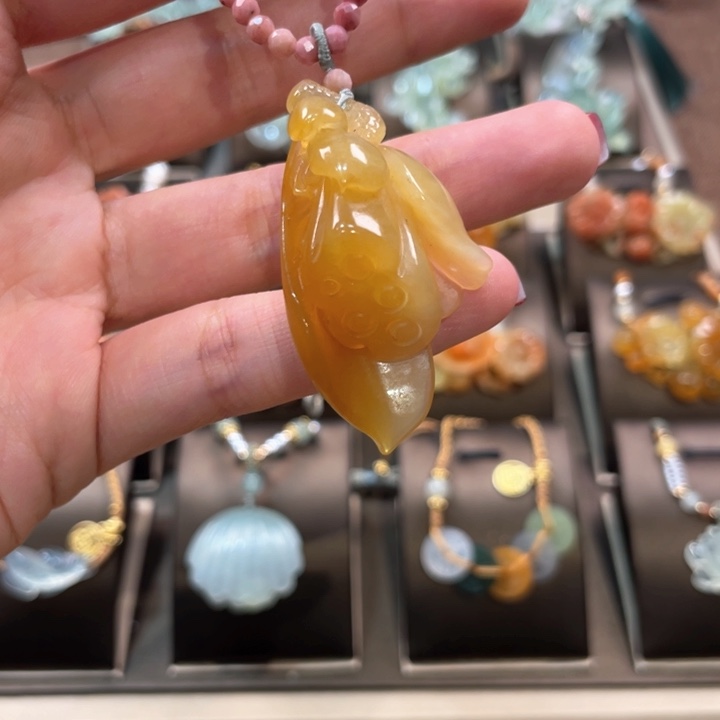 蛇纹石玉颈饰未镶嵌