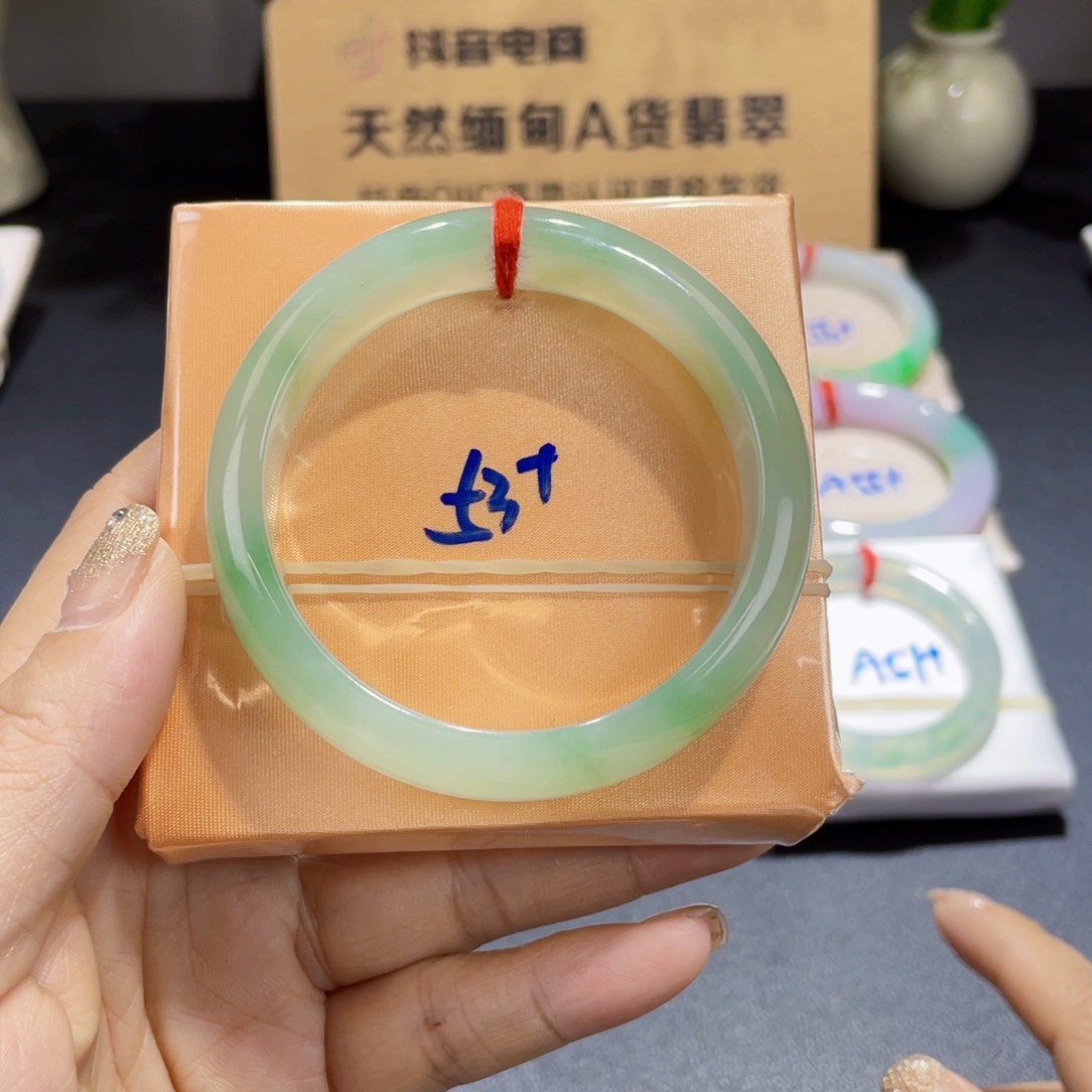 翡翠手镯未镶嵌翡翠手镯