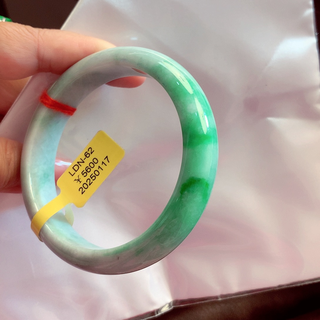 翡翠手镯未镶嵌翡翠