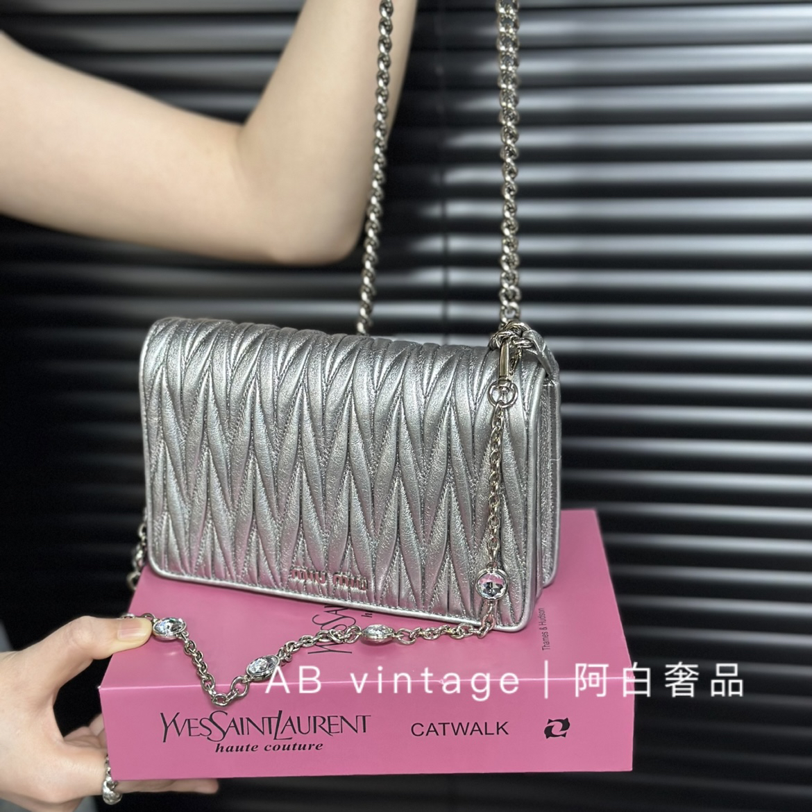 95新 MIU MIU/缪缪 阿白奢品/缪缪 银色褶皱单肩包