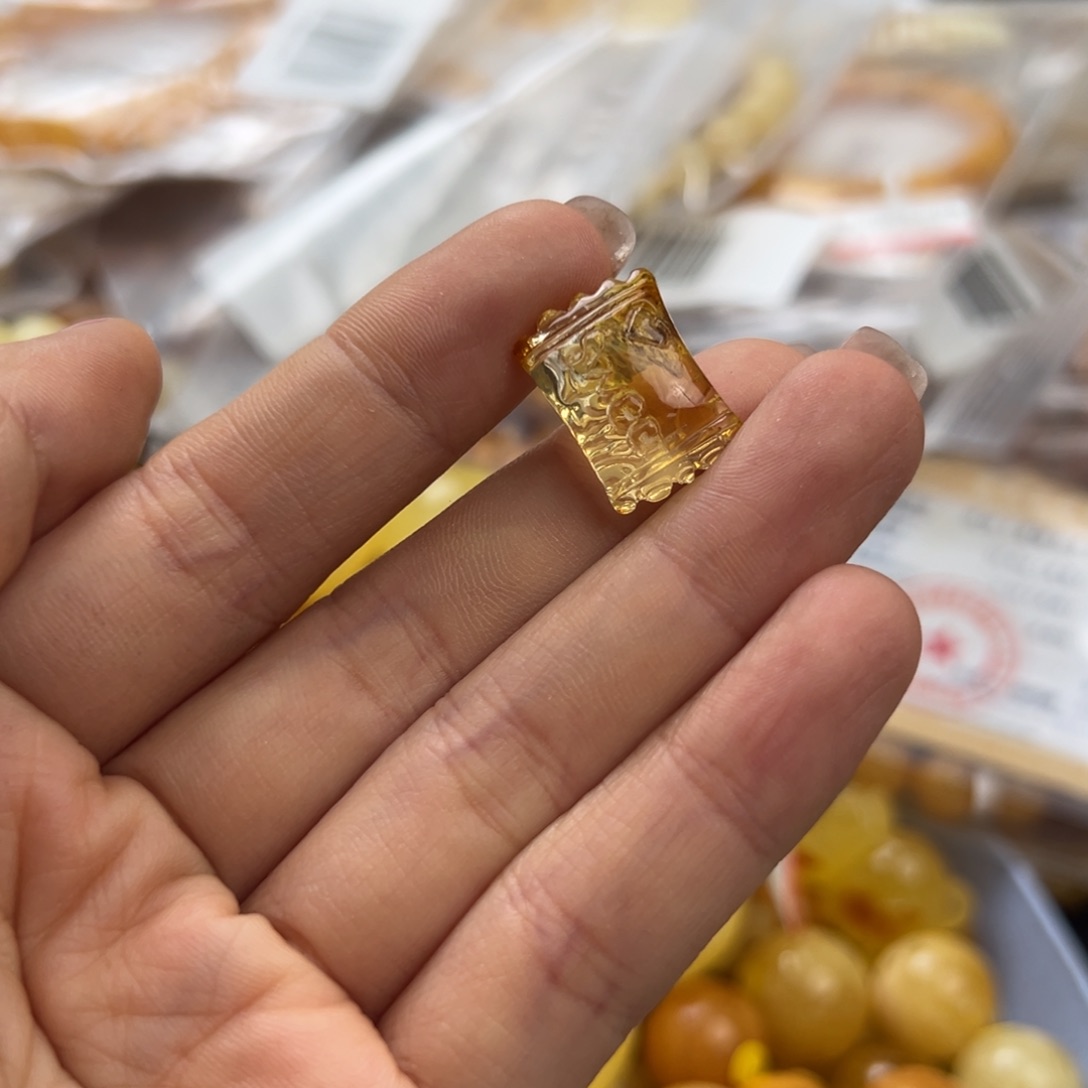 未镶嵌琥珀珠宝奇石