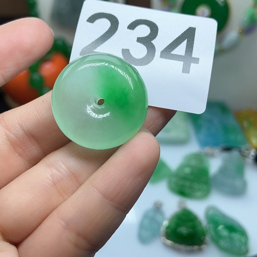 翡翠吊坠(赠链)未镶嵌