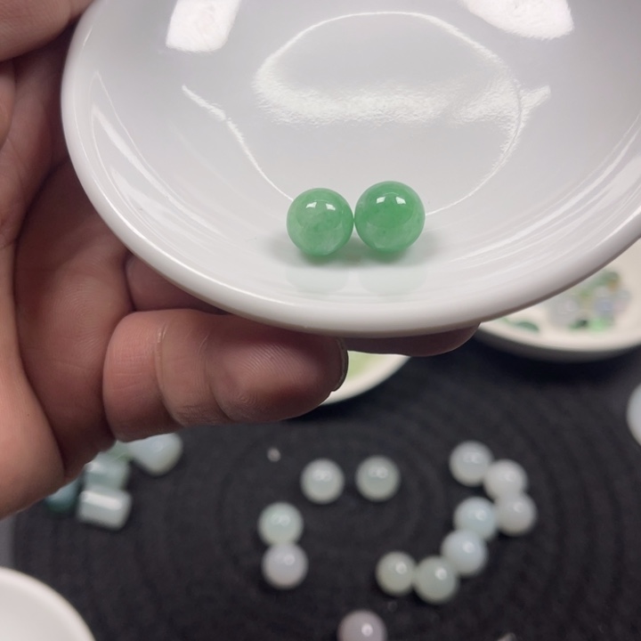 翡翠未镶嵌耳坠卡10的果绿色圆珠888