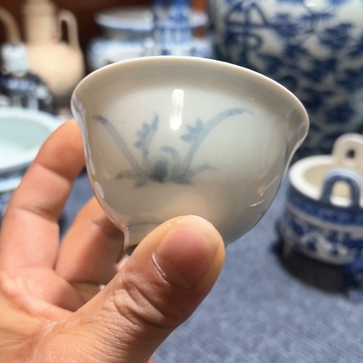 摆件瓷D**g青花花卉纹饰主人杯