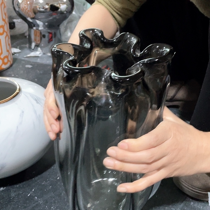 陶瓷花瓶，茶杯、茶具。